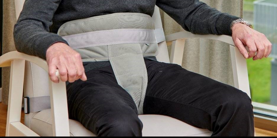 Ceinture périnéale de maintien au fauteuil pour couverture amovible